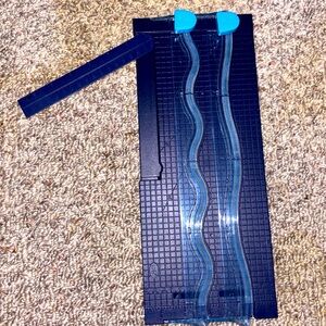 Wavy lines paper cutter